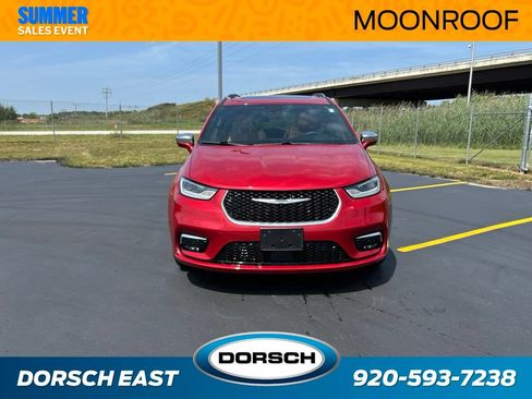 Used 2024 Chrysler Pacifica Pinnacle w/ Trailer Tow Group AWD/4WD image 3