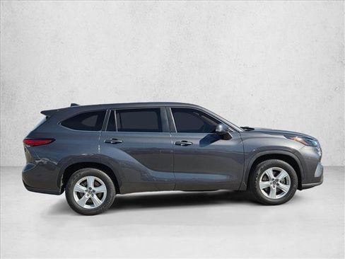 Used 2023 Toyota Highlander L image 4