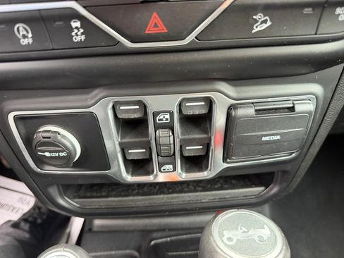 Used 2019 Jeep Wrangler Unlimited Sahara w/ Cold Weather Group AWD/4WD image 19