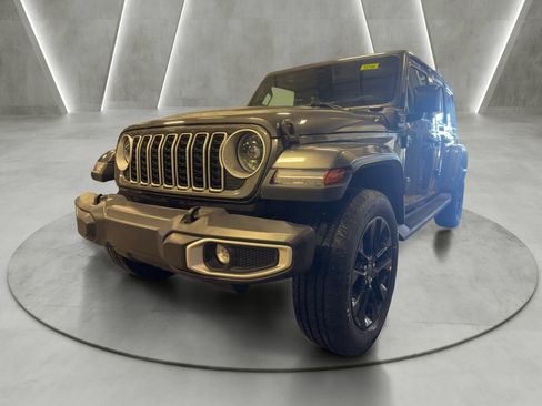 Used 2025 Jeep Wrangler Unlimited Sahara AWD/4WD image 3