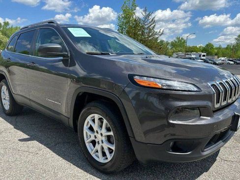Used 2015 Jeep Cherokee Latitude w/ Cold Weather Group AWD/4WD image 2