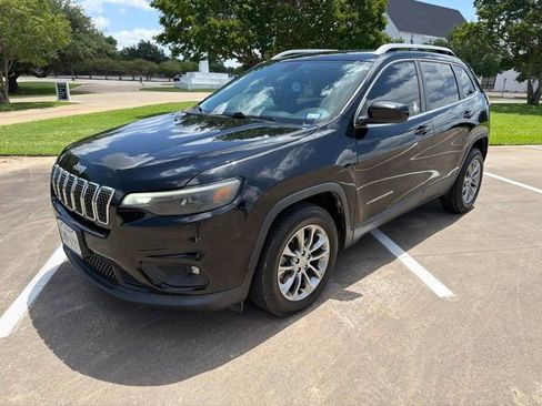 Used 2019 Jeep Cherokee Latitude Plus FWD image 2