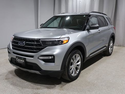 Used 2024 Ford Explorer XLT w/ Equipment Group 202A image 7