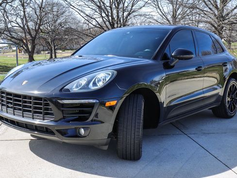 Used 2017 Porsche Macan 4DR SUV AWD image 3