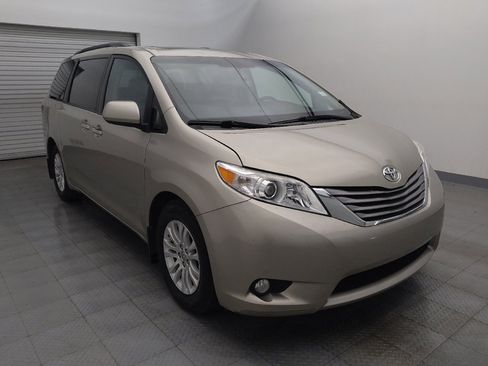 Used 2017 Toyota Sienna XLE image 13
