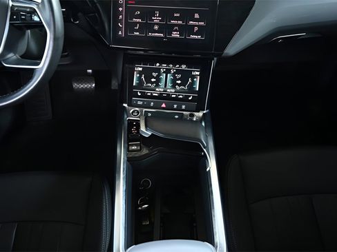 Used 2024 Audi Q8 e-tron Premium image 34