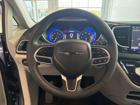 Used 2023 Chrysler Pacifica Touring-L FWD image 21
