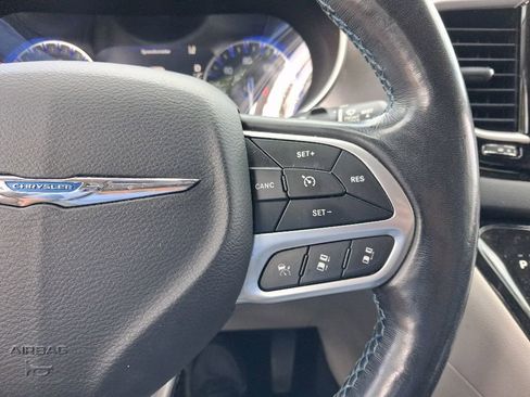 Used 2021 Chrysler Pacifica Touring-L FWD image 26