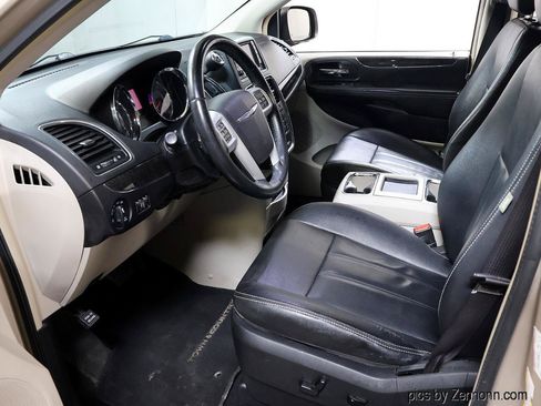 Used 2015 Chrysler Town & Country Touring FWD image 12