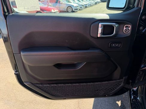 Used 2022 Jeep Wrangler Unlimited Sahara AWD/4WD image 19
