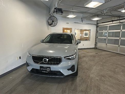 Certified 2025 Volvo XC40 B5 Core image 1