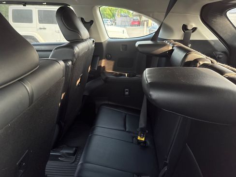Used 2021 Toyota Highlander XLE AWD/4WD image 10