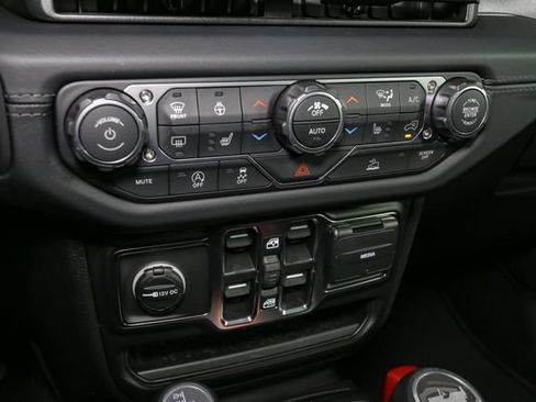 Used 2026 Jeep Wrangler Unlimited Sahara AWD/4WD image 26