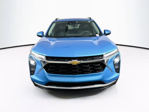 Used 2025 Chevrolet Trax LT FWD image 2