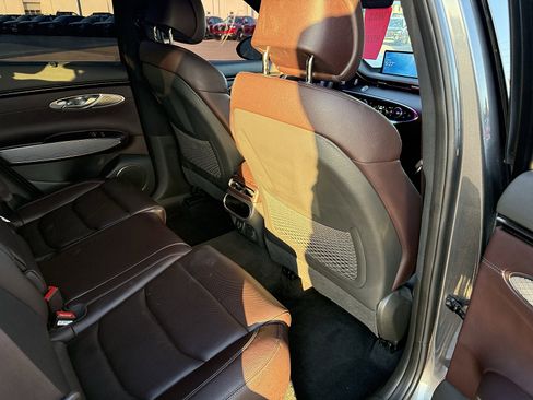 Used 2022 Genesis GV70 2.5T w/ Advanced Package image 11