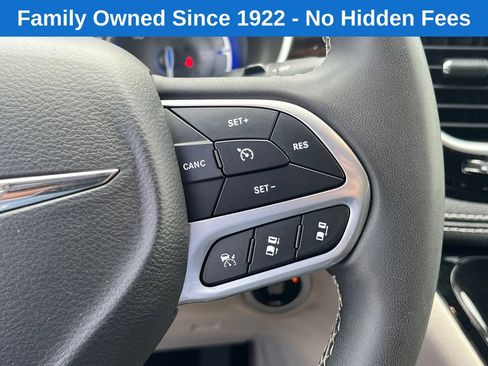 Used 2023 Chrysler Pacifica Limited FWD image 25