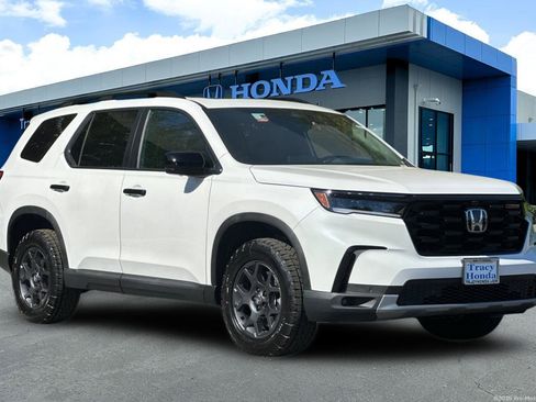 New 2025 Honda Pilot TrailSport image 1