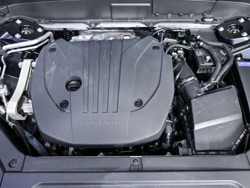 Certified 2025 Volvo XC90 B5 Core AWD/4WD image 36