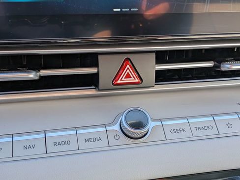 Used 2025 Hyundai Elantra Limited FWD image 22