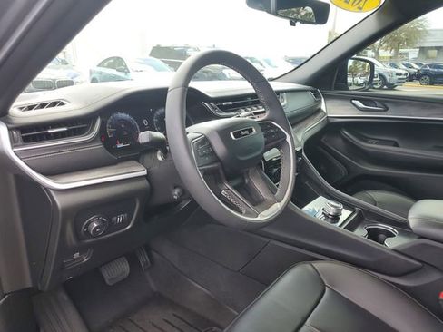 Used 2025 Jeep Grand Cherokee Limited w/ Luxury Tech Group II image 16