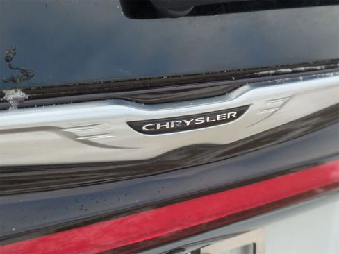 Used 2023 Chrysler Pacifica Touring-L image 12