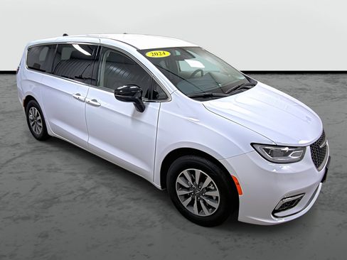 Used 2024 Chrysler Pacifica Select image 5