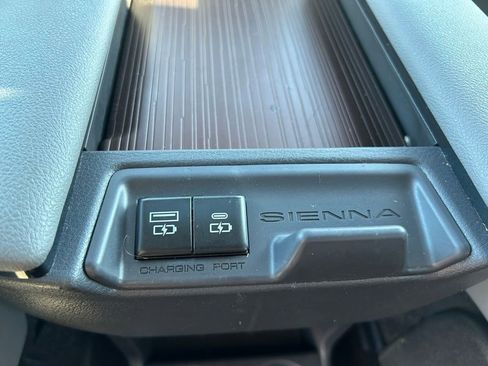 Used 2024 Toyota Sienna XLE FWD image 52