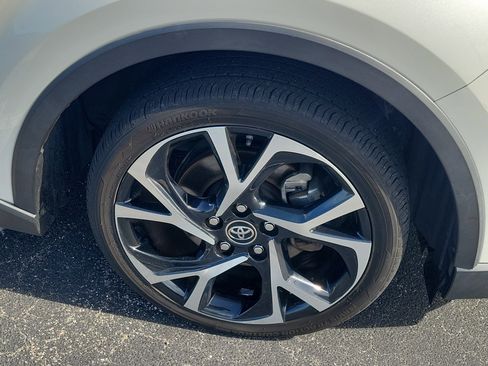 Used 2019 Toyota C-HR XLE FWD image 8
