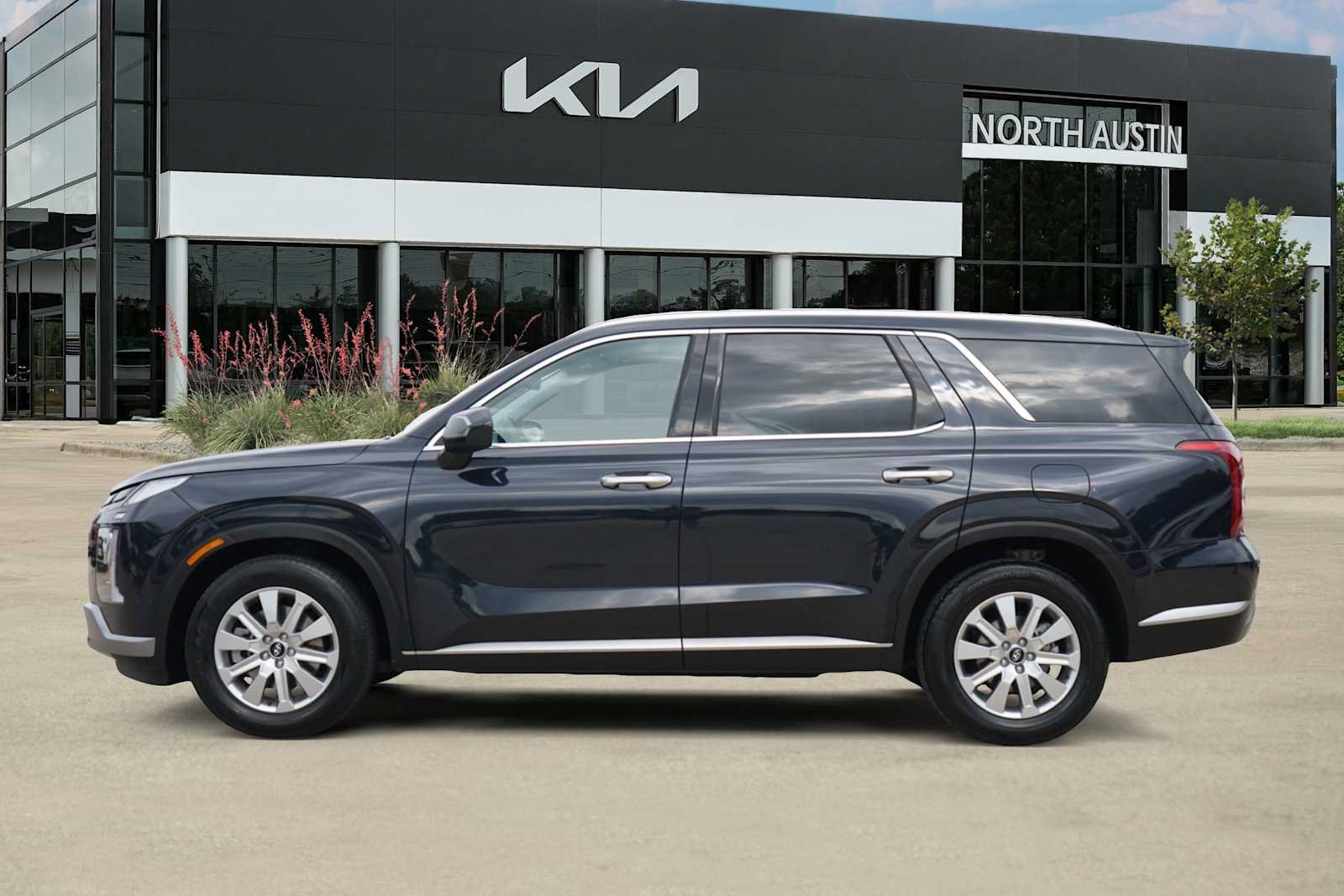 Used 2025 Hyundai Palisade SEL FWD image 3