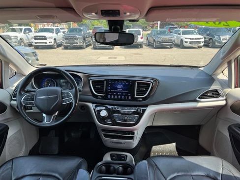Certified 2017 Chrysler Pacifica Touring-L FWD image 16