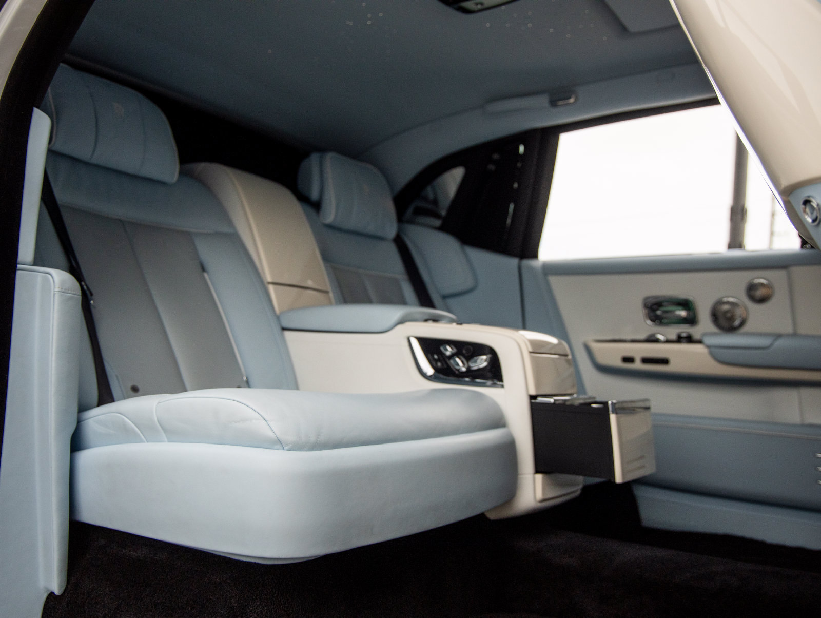 Used 2023 Rolls-Royce Phantom Extended Wheelbase w/ Leather Finishing Pack RWD image 58