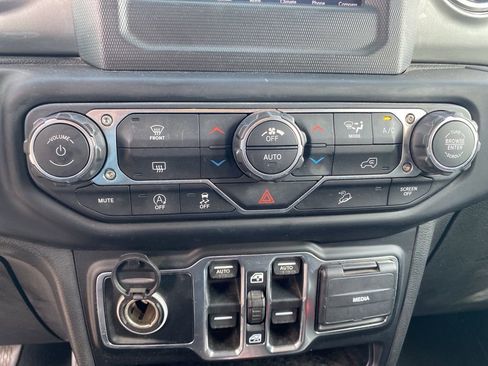 Used 2019 Jeep Wrangler Unlimited Sahara image 21