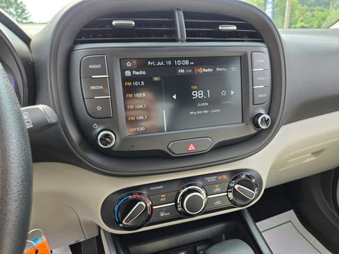 Used 2025 Kia Soul LX w/ LX Technology Package FWD image 26