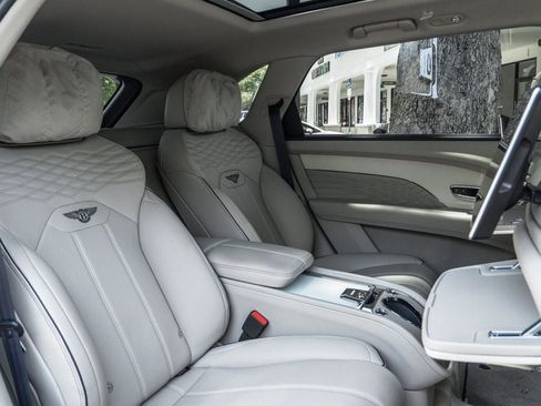 Used 2023 Bentley Bentayga Extended Wheelbase AWD/4WD image 27
