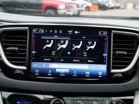 Certified 2024 Chrysler Pacifica Touring-L image 30