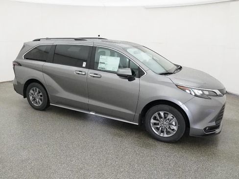 New 2026 Toyota Sienna XLE image 12