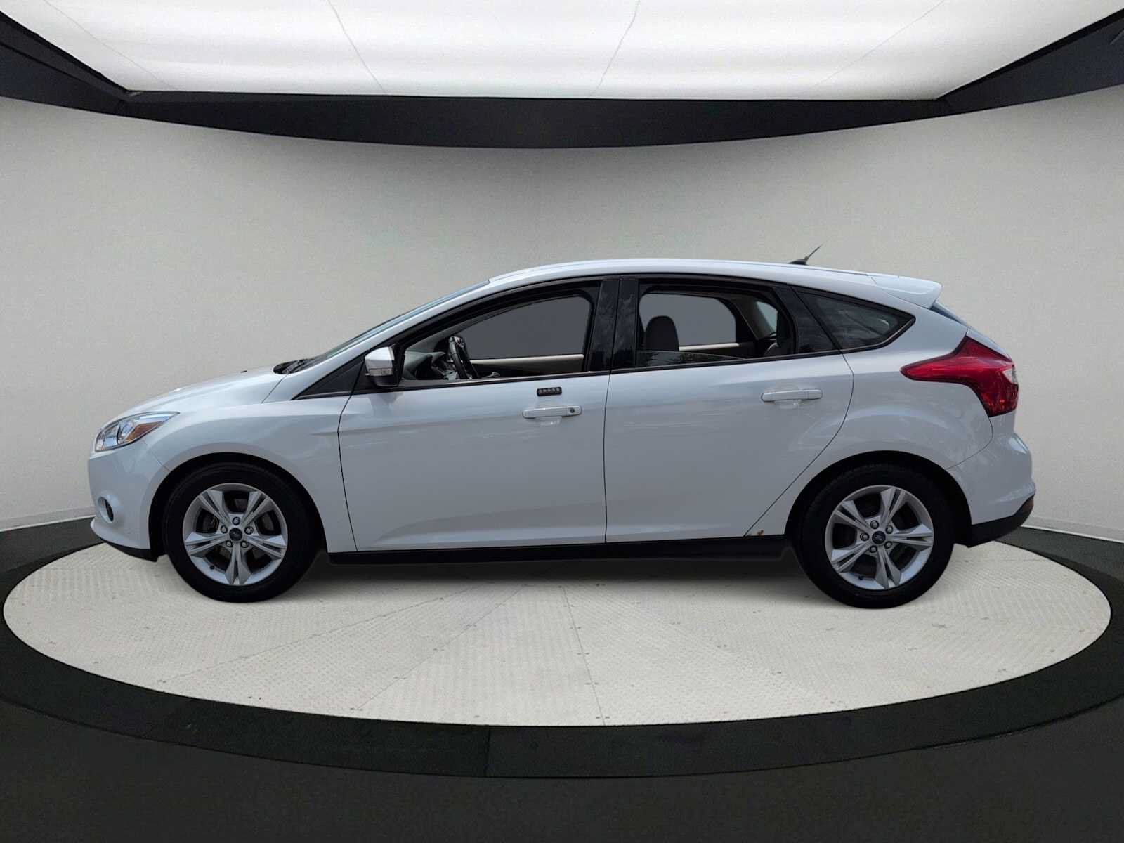 Used 2014 Ford Focus SE w/ SE Winter Package FWD image 5
