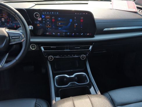 Used 2025 Chevrolet Traverse LT FWD image 18
