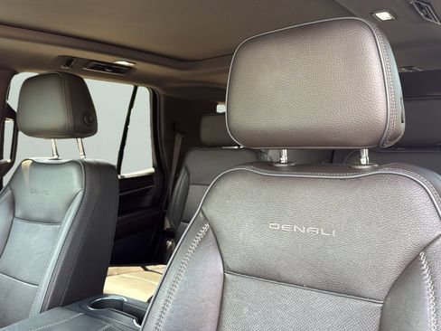 Used 2021 GMC Yukon Denali w/ Denali Premium Package AWD/4WD image 9