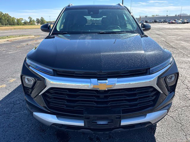 Used 2025 Chevrolet TrailBlazer LT AWD/4WD image 2