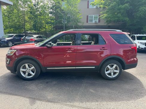 Used 2017 Ford Explorer XLT w/ Equipment Group 202A AWD/4WD image 2