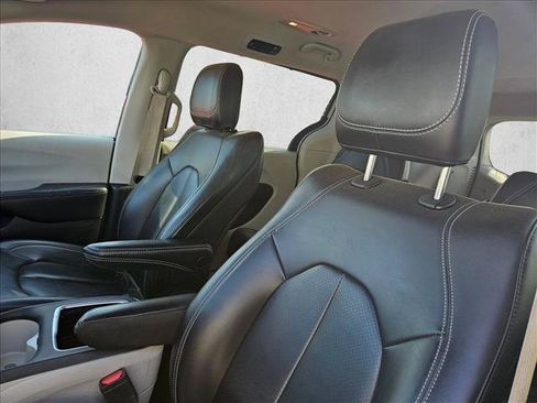 Used 2023 Chrysler Pacifica Touring-L FWD image 13