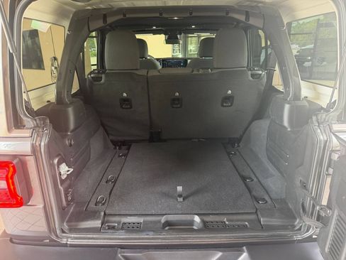 Used 2025 Jeep Wrangler Unlimited Sahara AWD/4WD image 31
