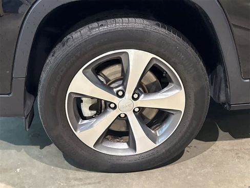 Used 2022 Jeep Cherokee Limited image 9