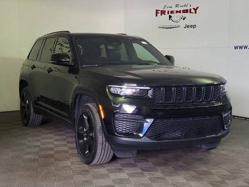 Used 2024 Jeep Grand Cherokee Altitude image 2