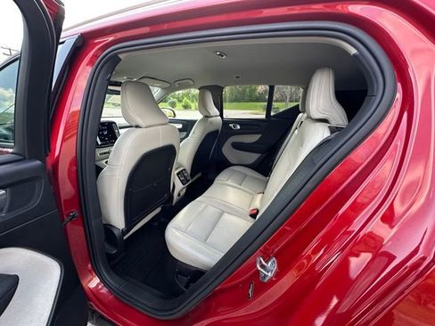 Used 2019 Volvo XC40 T4 Momentum image 18