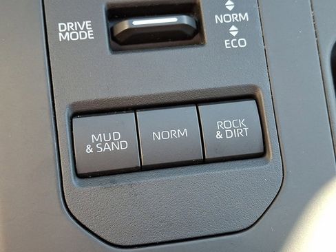 Used 2025 Toyota Highlander XLE image 25