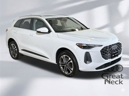 Certified 2025 Audi Q5 Premium w/ Convenience Package image 11