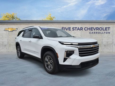 Used 2025 Chevrolet Traverse LT FWD image 1