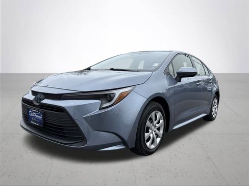 Used 2025 Toyota Corolla LE image 2